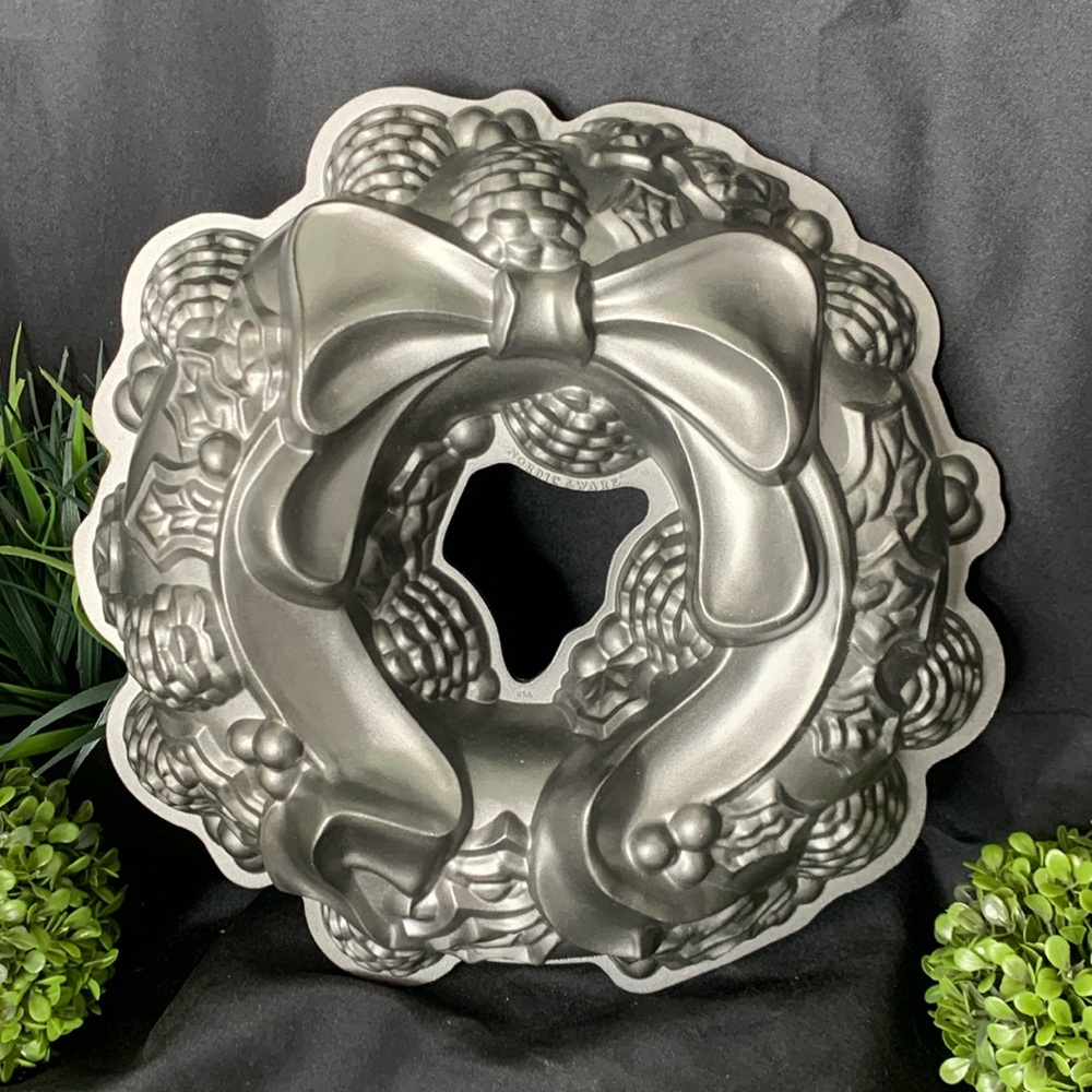 NWOT Nordic Ware Holiday Wreath Bundt pan